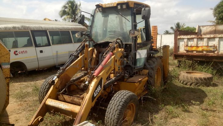 Ceta06 – Nampula - Lotes 66 a 75 -Retroescadeira - Bulldozers 