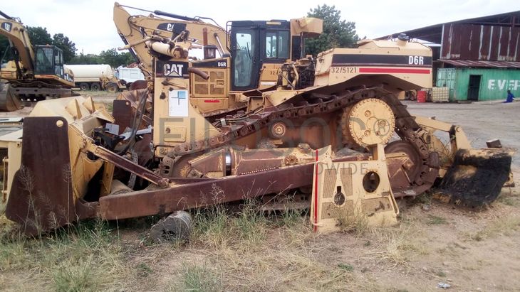 ME10 - Tete - Lote 30 - Tractor de rastos Caterpillar D6R
