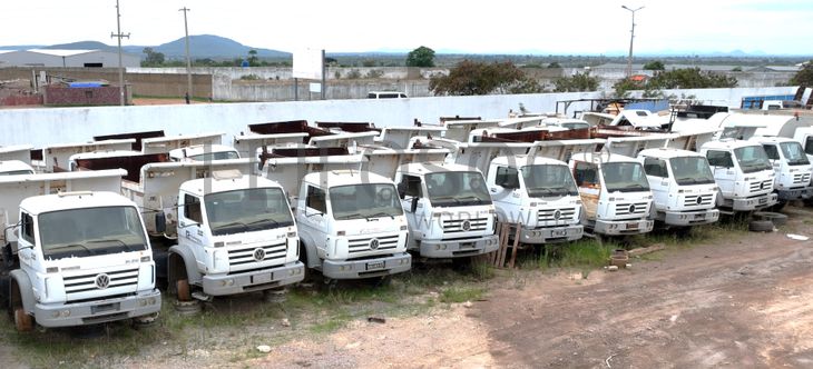 Lubango - 17 Camiões Basculantes VOLKSWAGEN Worker 31-310