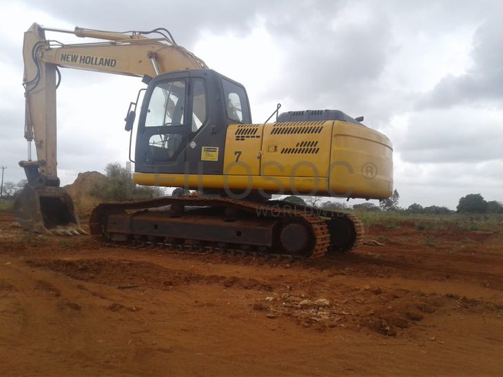 Al05 – Inhassoro - Lote 12 - Escavadora New Holland Kobelco E215B
