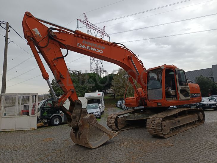 Giratória Rastos Doosan Solar 225 LCV · Ano 2005