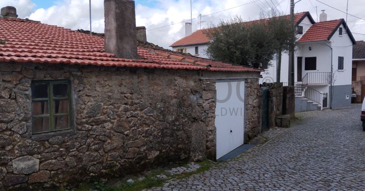 Moradia com arrecadação e anexo · Aldeia Velha, Sabugal