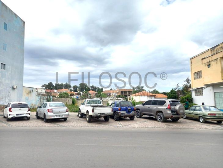 Imóvel Multifuncional no Centro do Lubango – 650 m² com Potencial Comercial e Habitacional