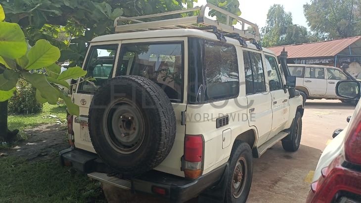 Toyota Land Cruiser Hebrad 4WD - 2011