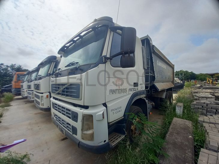 Camião Basc. Tras. (6X4) da marca VOLVO, modelo FM 4006X4