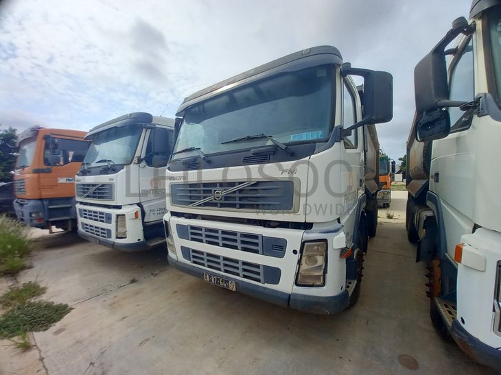 Camião Basc. Tras. (6X4) da marca VOLVO, modelo FM-400
