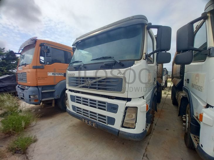 Camião Basc. Tras. (6X4) da marca VOLVO, modelo FM400-6x4-3,80