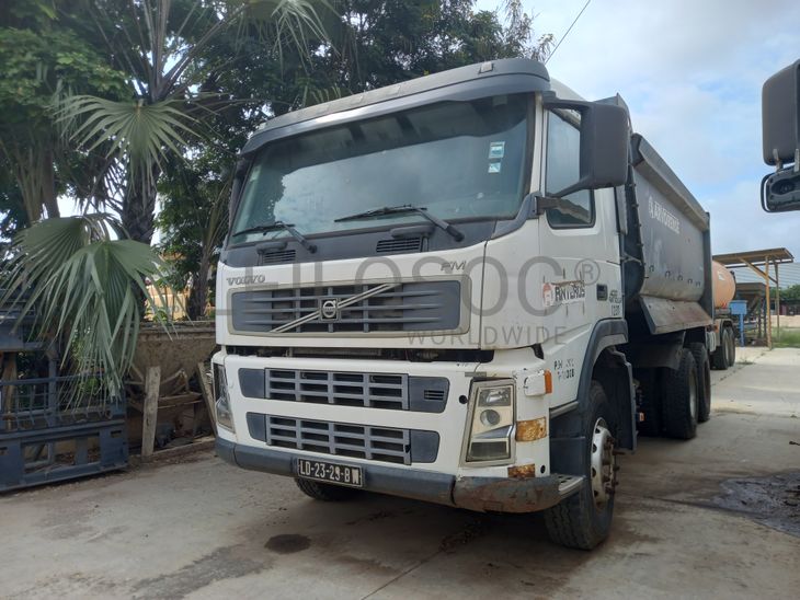 Camião Basc. Tras. (6X4) da marca VOLVO, modelo FM400-6x4-4