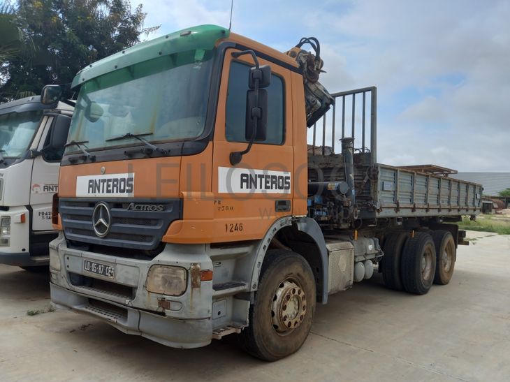 Camião Basc. c/ Tras.  Braço Hidráulico da marca MERCEDES BENZ, modelo ACTROS 2636/42