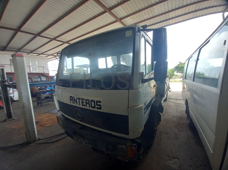 Camião Caixa Fixa c/  Braço Hidráulico da marca MERCEDES BENZ, modelo 914/42