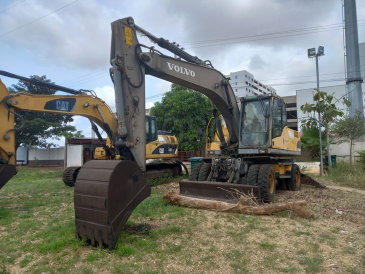 Escavadora de Pneus  da marca VOLVO, modelo EW 180C