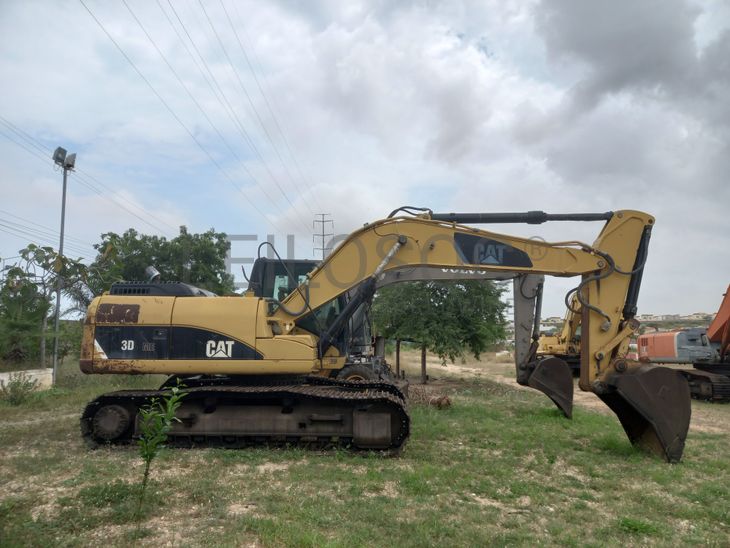 Escavadora de Rastos  da marca CATERPILLAR, modelo 323D