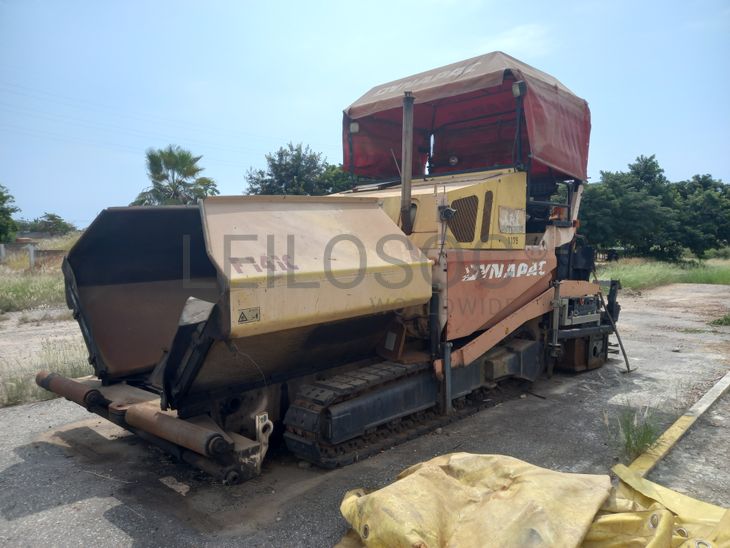 Espalhadora-Acabadora de Pavimentação da marca DYNAPAC, modelo F141C