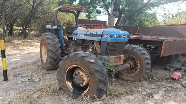 Trator New Holland/8010