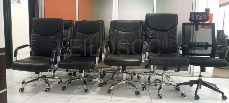Nove cadeiras giratórias
