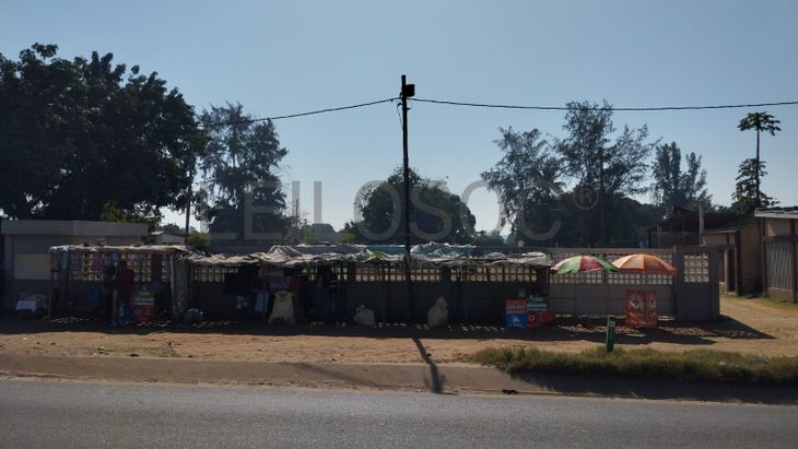 Infraestruturas em Terreno Murado na Zona Industrial da Matola
