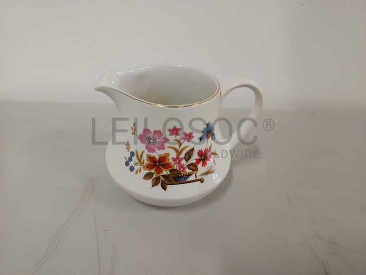 Leiteira em porcelana