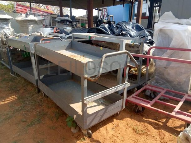 Cinco carrinhos para oficina ·