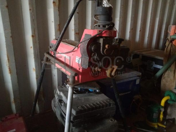 Maquina de fazer ranhura nos tubos ·