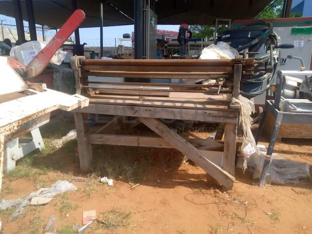 Maquina de dobrar chapas e fazer ondulações ·