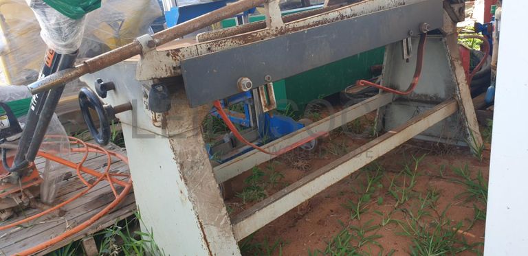 Máquina de trabalhar ferro ·