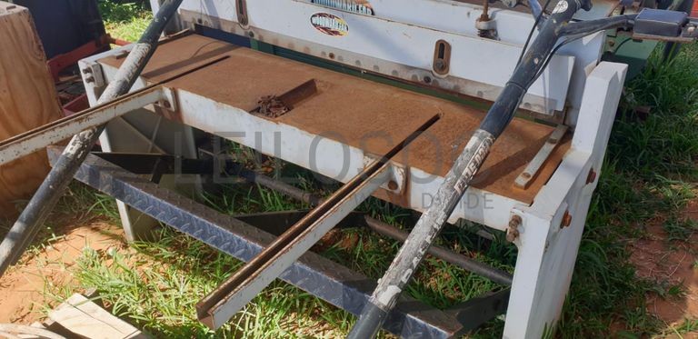 Máquina de trabalhar ferro ·