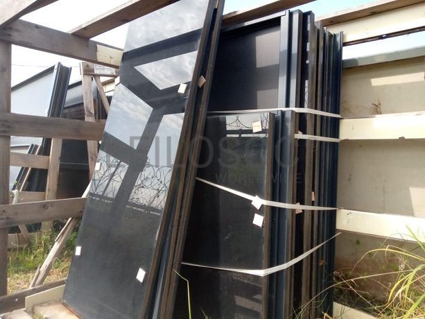 Estruturas de  alumínio com vidros duplos ·