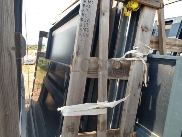 Estruturas de alumínio com vidros duplos ·