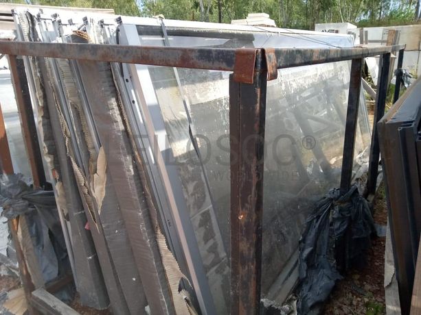 Estruturas  de alumínio  com vidros ·