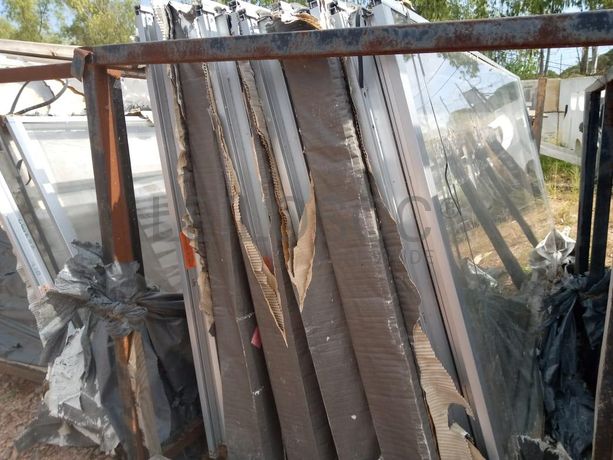 Estruturas  de alumínio  com vidros ·