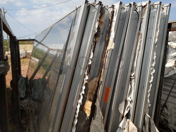 Estruturas  de alumínio  com vidros ·