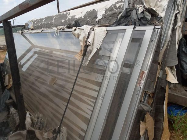 Estruturas  de alumínio com vidros  ·