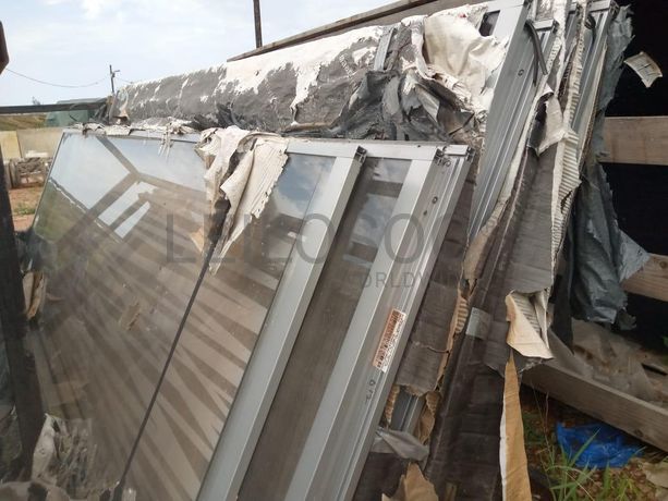 Estruturas  de alumínio com vidros  ·