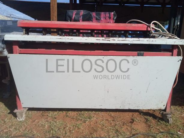 Máquina de trabalhar chapas e ferros ·