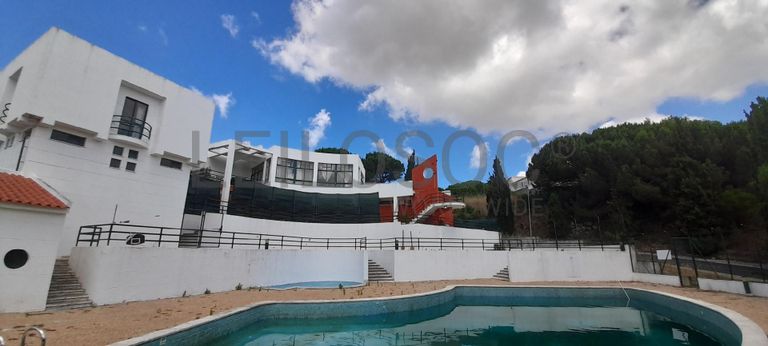 Moradia V3 com Piscina inserida na Quinta da Moura · Oeiras