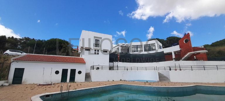 Moradia V3 com Piscina inserida na Quinta da Moura · Oeiras