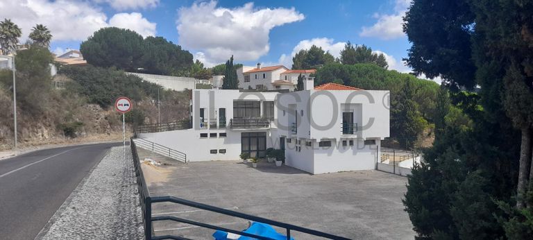 Moradia V3 com Piscina inserida na Quinta da Moura · Oeiras