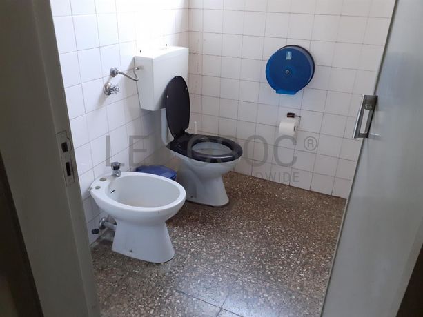 Armazém c/ Escritório e Apartamento · Anadia