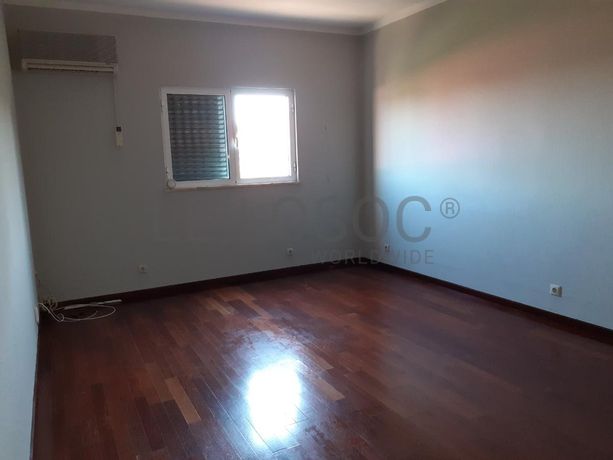 Armazém c/ Escritório e Apartamento · Anadia