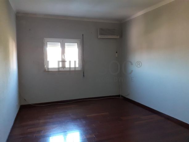 Armazém c/ Escritório e Apartamento · Anadia