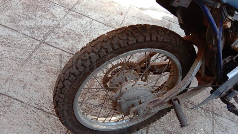 Motorizada de marca Yamaha DT ·