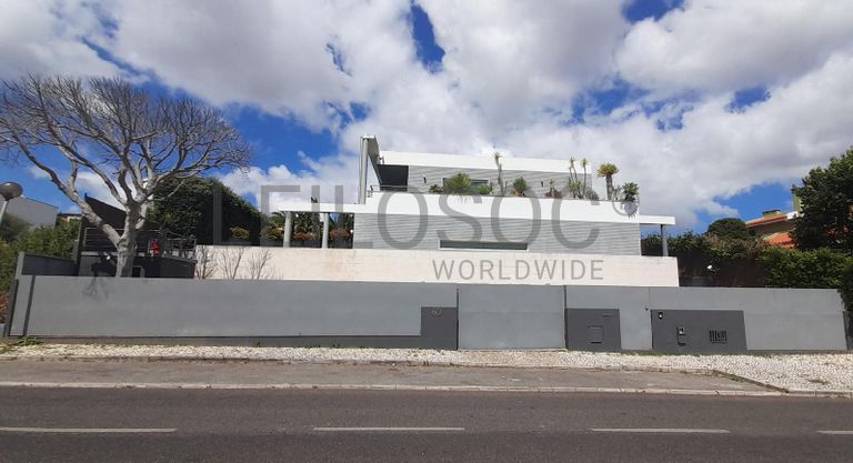 Moradia V3 com Piscina inserida na Quinta da Moura · Oeiras