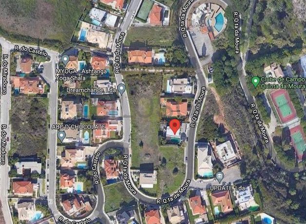 Moradia V3 com Piscina inserida na Quinta da Moura · Oeiras