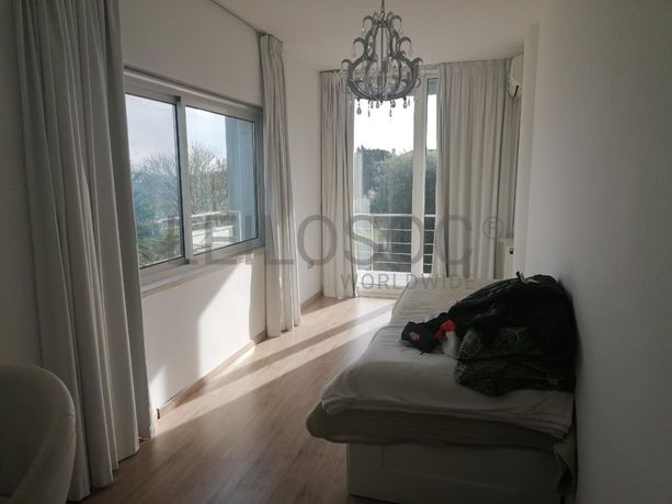 Moradia V3 com Piscina inserida na Quinta da Moura · Oeiras