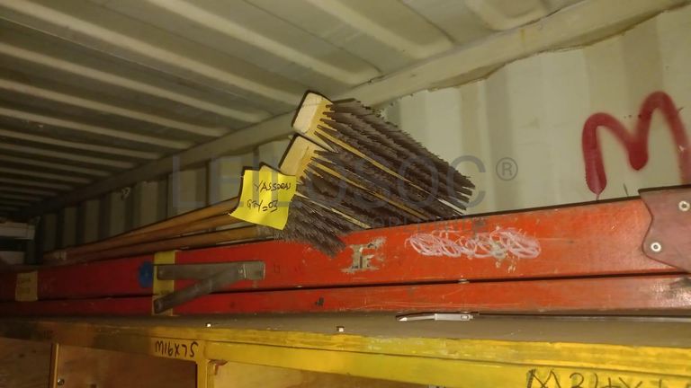 Material Informático + Material Informático + Material Informático + Diversos + Mobiliário de escritório + Diversos + Diversos + Olofotes + Diversos + Diversos + Contentor de 40P ·