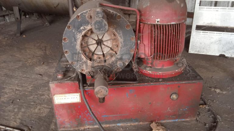 MÁQUINA de PRESSÃO ·