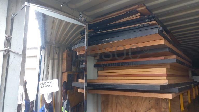 Material Informático + Material Informático + Material Informático + Diversos + Mobiliário de escritório + Diversos + Diversos + Olofotes + Diversos + Diversos + Contentor de 40P ·