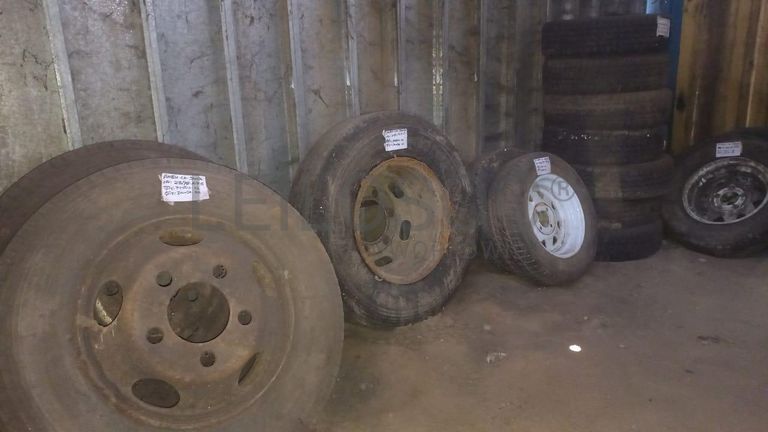 Pneus + Pneus + Jantes + Pneus + Pneus + Diversos + Diversos ·