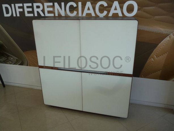 Móvel com 4 portas