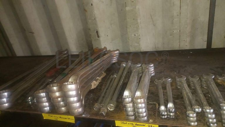 Diversos + Diversos + Diversos + Diversos + Diversos + Diversos + Diversos + Welding Machine + Welding Machine + Welding Machine + Ridgid Machine + Motores + Cut off machine + Caixas de Ferramenta + Varões + Diversos + Frolas + Cintos de Segurança + Diversos + Contentor de 40P ·